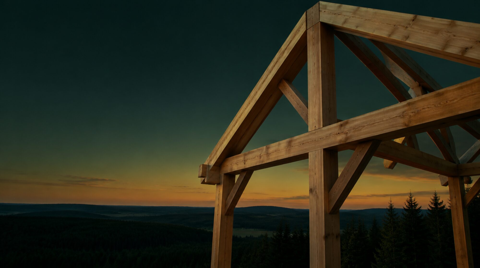 Holzdachstuhl im Abendlicht über den Hügeln des Vogtlands