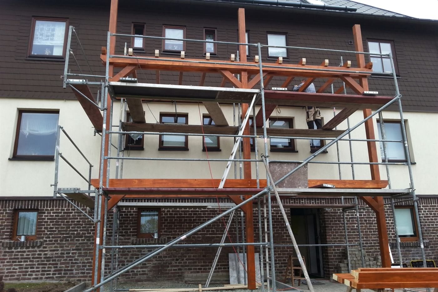 Holzkonstruktion an einer Hausfassade während der Arbeiten