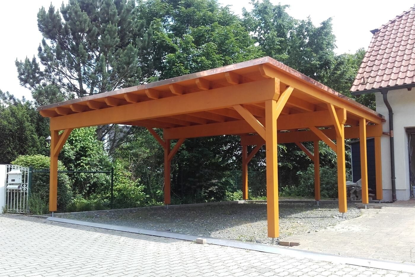 Carport aus Holz mit Kupferdach