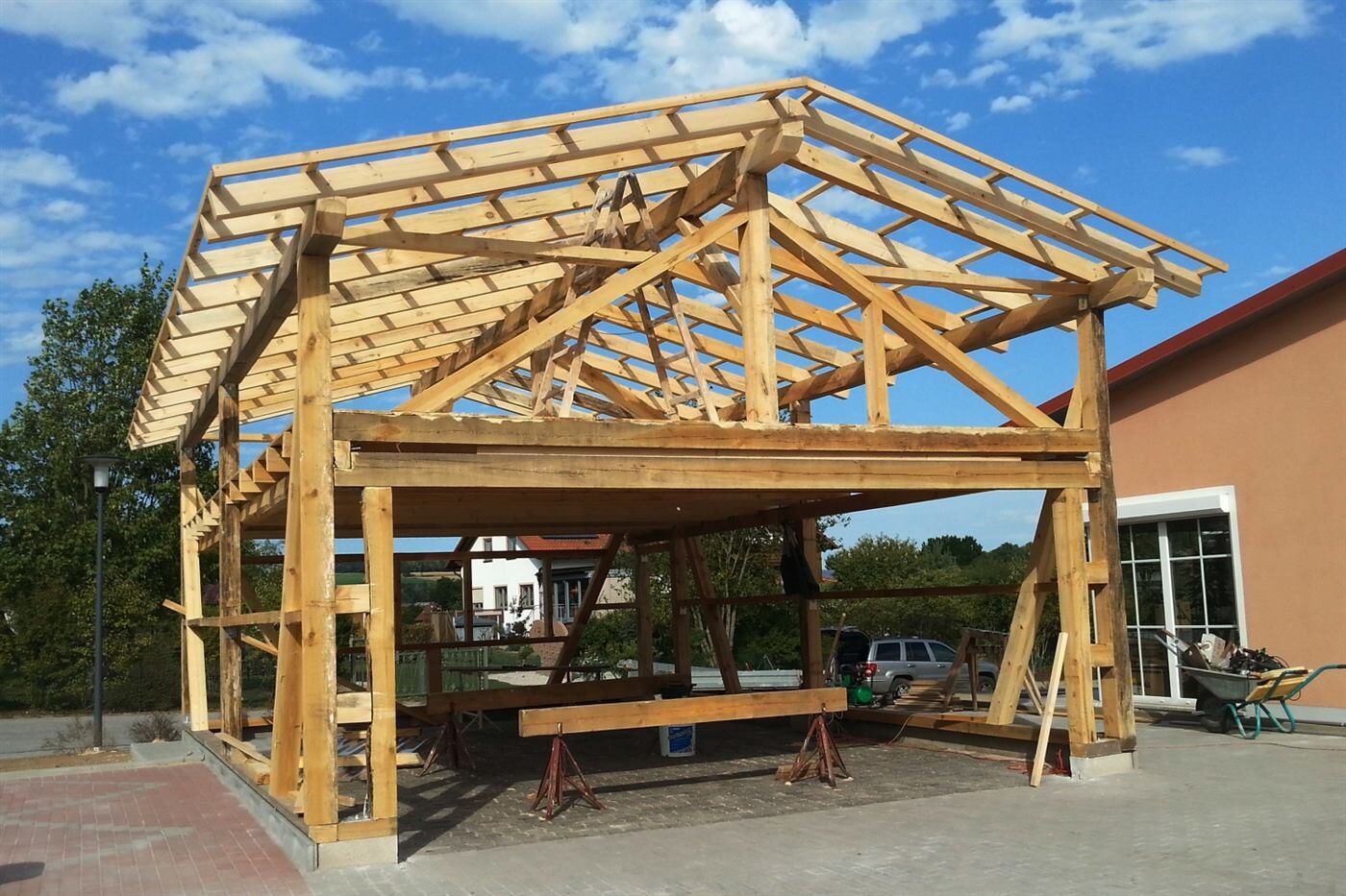 Dachstuhl in Holzbauweise im Aufbau