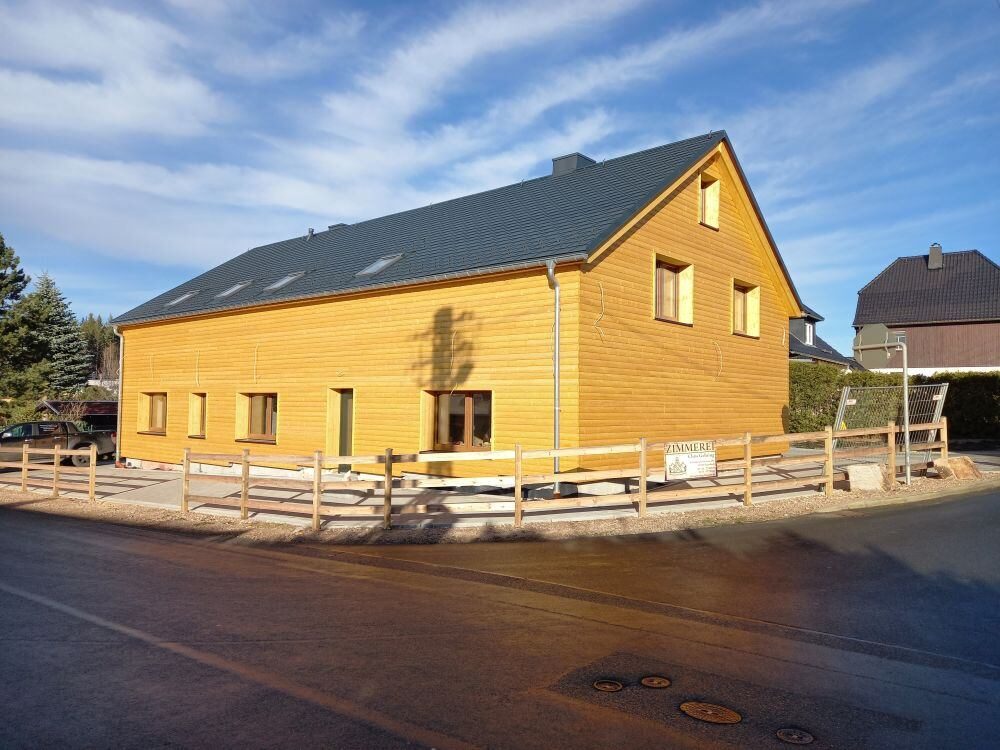Neubau mit Holzfassade und Schieferdach