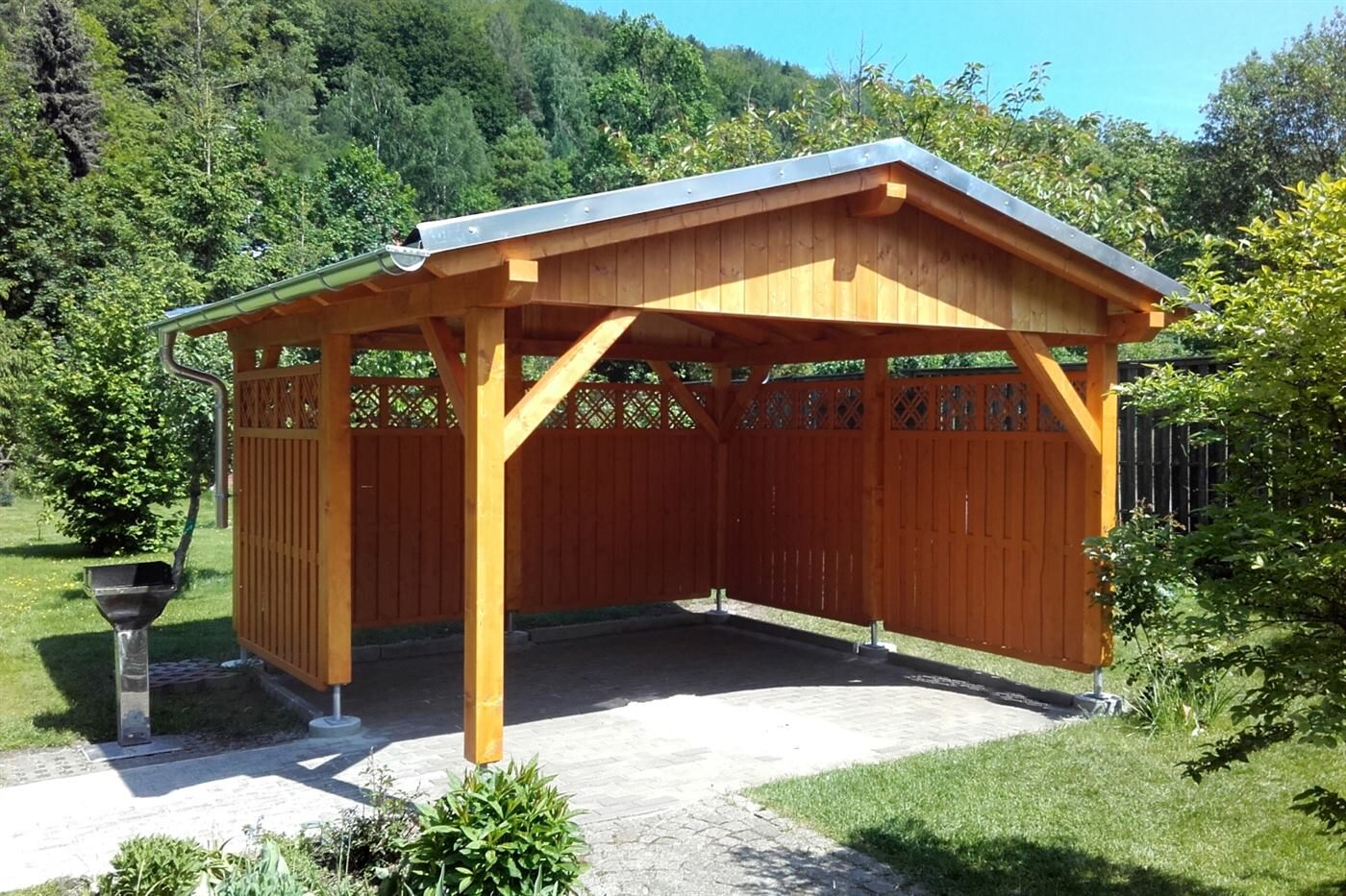 Offener Unterstand aus Holz mit Satteldach