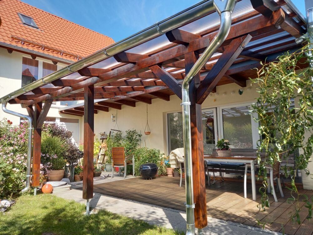 Überdachte Terrasse mit Holzkonstruktion